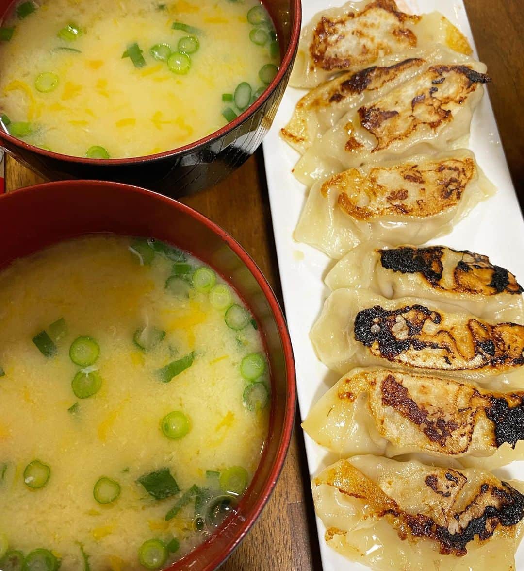 西山茉希さんのインスタグラム写真 - (西山茉希Instagram)「チビパンさんが大量の小松菜を採って来てくれた日。  #西山食堂 #小松菜deバターシャンタンソテー （玉ねぎしめじベーコンと共にバターとシャンタンで炒めるだけ） #まるごトマト #ハンバーグ残りタネde餃子 #卵とネギのお味噌汁 #ハラス焼きと残りひとつのミニバーグ ＃炊きたて新潟白米  小松菜を食べてくれたことはなかったけど、 自分で採ってきた小松菜は美味しいって食べてくれた。  帰宅したチビパンが言ってた。 『これはね、レアな小松菜なんだって！ スーパーとかと売ってるのと違うんだって！』  #たしかにそうだ #君たちが食べれたもんね #魔法の小松菜だ #🥬🥬🥬  シャカつかせた小松菜ナムルは今夜食べよう。 姉さん、ありがとさんきゅ💚💛💙  #ぐんもです」1月27日 8時33分 - maki.nshiyama50