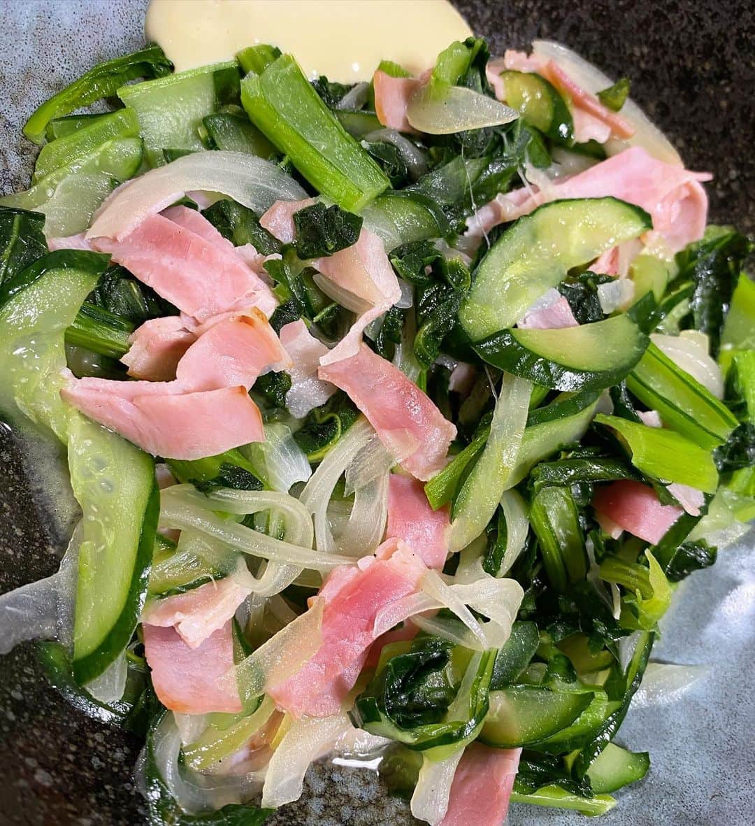西山茉希さんのインスタグラム写真 - (西山茉希Instagram)「チビパンさんが大量の小松菜を採って来てくれた日。  #西山食堂 #小松菜deバターシャンタンソテー （玉ねぎしめじベーコンと共にバターとシャンタンで炒めるだけ） #まるごトマト #ハンバーグ残りタネde餃子 #卵とネギのお味噌汁 #ハラス焼きと残りひとつのミニバーグ ＃炊きたて新潟白米  小松菜を食べてくれたことはなかったけど、 自分で採ってきた小松菜は美味しいって食べてくれた。  帰宅したチビパンが言ってた。 『これはね、レアな小松菜なんだって！ スーパーとかと売ってるのと違うんだって！』  #たしかにそうだ #君たちが食べれたもんね #魔法の小松菜だ #🥬🥬🥬  シャカつかせた小松菜ナムルは今夜食べよう。 姉さん、ありがとさんきゅ💚💛💙  #ぐんもです」1月27日 8時33分 - maki.nshiyama50