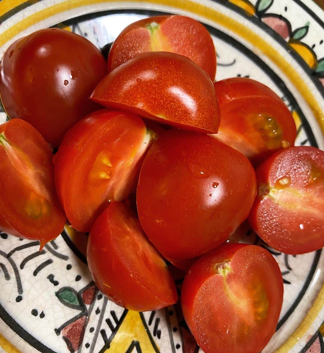 西山茉希さんのインスタグラム写真 - (西山茉希Instagram)「チビパンさんが大量の小松菜を採って来てくれた日。  #西山食堂 #小松菜deバターシャンタンソテー （玉ねぎしめじベーコンと共にバターとシャンタンで炒めるだけ） #まるごトマト #ハンバーグ残りタネde餃子 #卵とネギのお味噌汁 #ハラス焼きと残りひとつのミニバーグ ＃炊きたて新潟白米  小松菜を食べてくれたことはなかったけど、 自分で採ってきた小松菜は美味しいって食べてくれた。  帰宅したチビパンが言ってた。 『これはね、レアな小松菜なんだって！ スーパーとかと売ってるのと違うんだって！』  #たしかにそうだ #君たちが食べれたもんね #魔法の小松菜だ #🥬🥬🥬  シャカつかせた小松菜ナムルは今夜食べよう。 姉さん、ありがとさんきゅ💚💛💙  #ぐんもです」1月27日 8時33分 - maki.nshiyama50