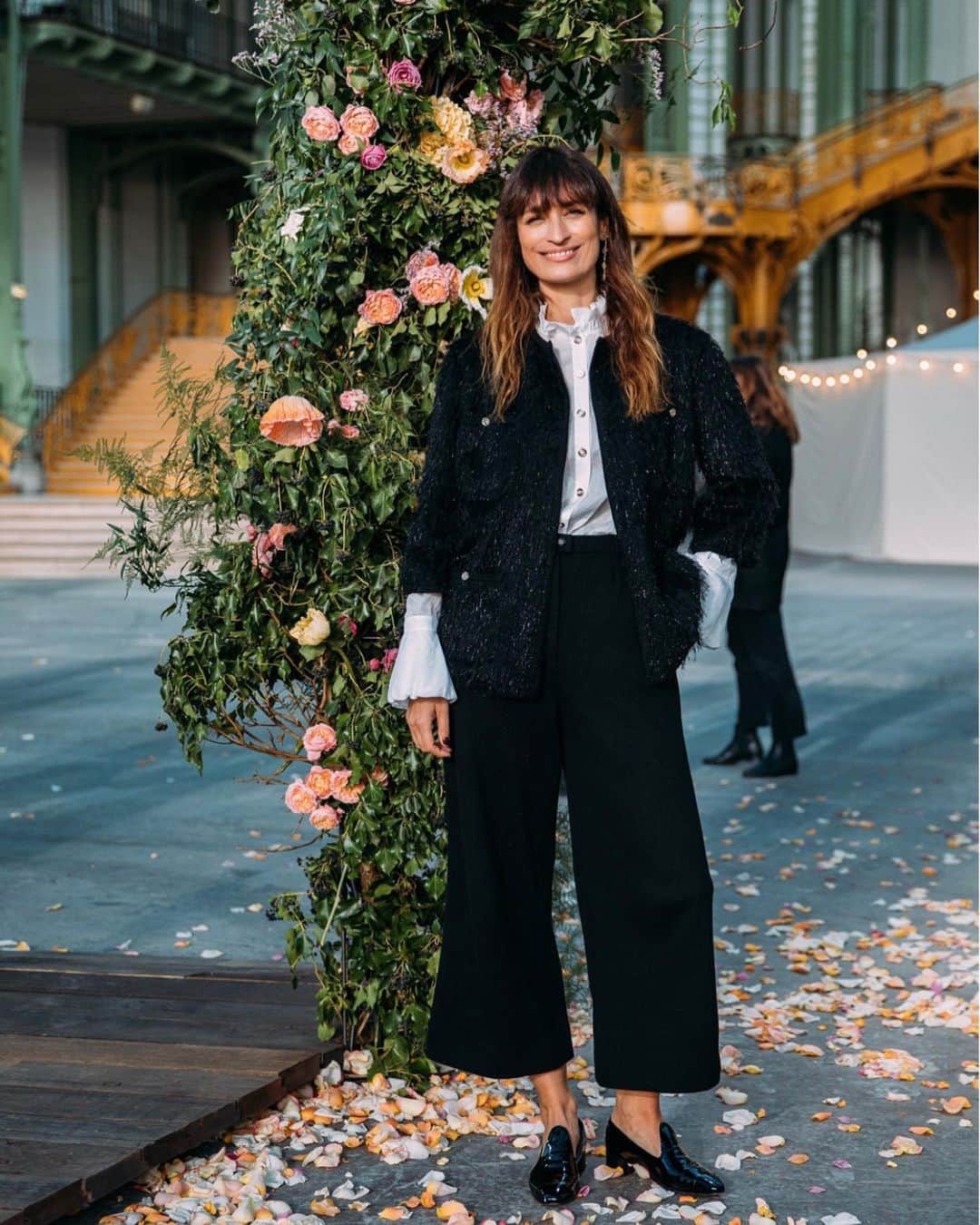 カロリーヌ・ド・メグレのインスタグラム：「I am so happy to be there 😬 What a poetic moment, it felt so good to see beauty and grace, talent and excellence, probably more powerful than ever to actually live a moment like that, I feel really grateful. Merci @virginieviard and @chanelofficial to able me to experience that magic. Photo @styledumonde for @voguemagazine  Hair and Makeup @cami.arnaud」