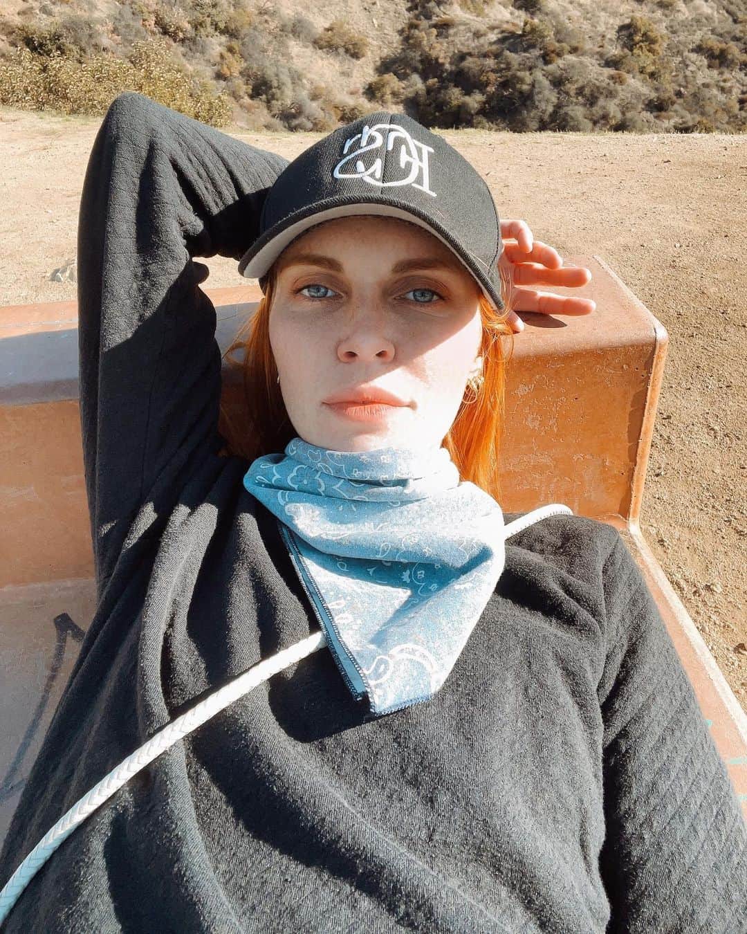 フィービー・ダールのインスタグラム：「Baby blue eyes reached the top of the mountain. It felt so good to move my body today and of course, getting into nature!!!! So grateful to live in a city where nature is so accessible and so beautifully abundant. Moments like these remind me that I need to do this DAILY. But it can be so hard to motivate sometimes. Any tips on how to get into a workout groove? 💪🏼」