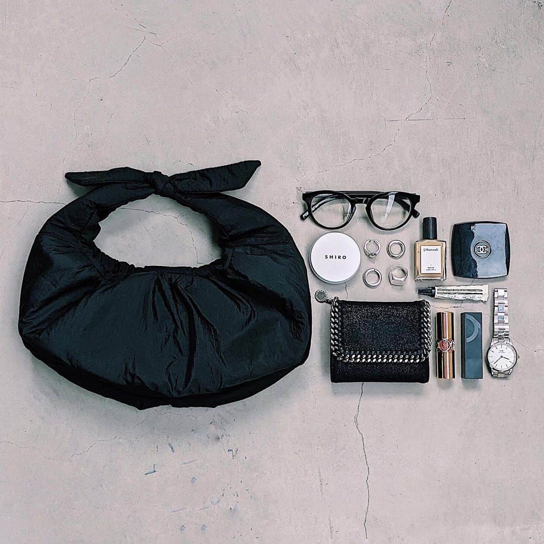 maai0528のインスタグラム：「〻👧🏻🦤🍎🤍 new my bag‥🧺 中綿さんが入ってるから 見た目から可愛い♡ ． リボンは、 長さ調節できて 気分によってかえれちゃうの嬉しい☺︎ ． ． #fashion  #MOUSSY #chanel #SHIRO  #stellamccartney  #teampixel #baroque_pixel #pixelで撮影」