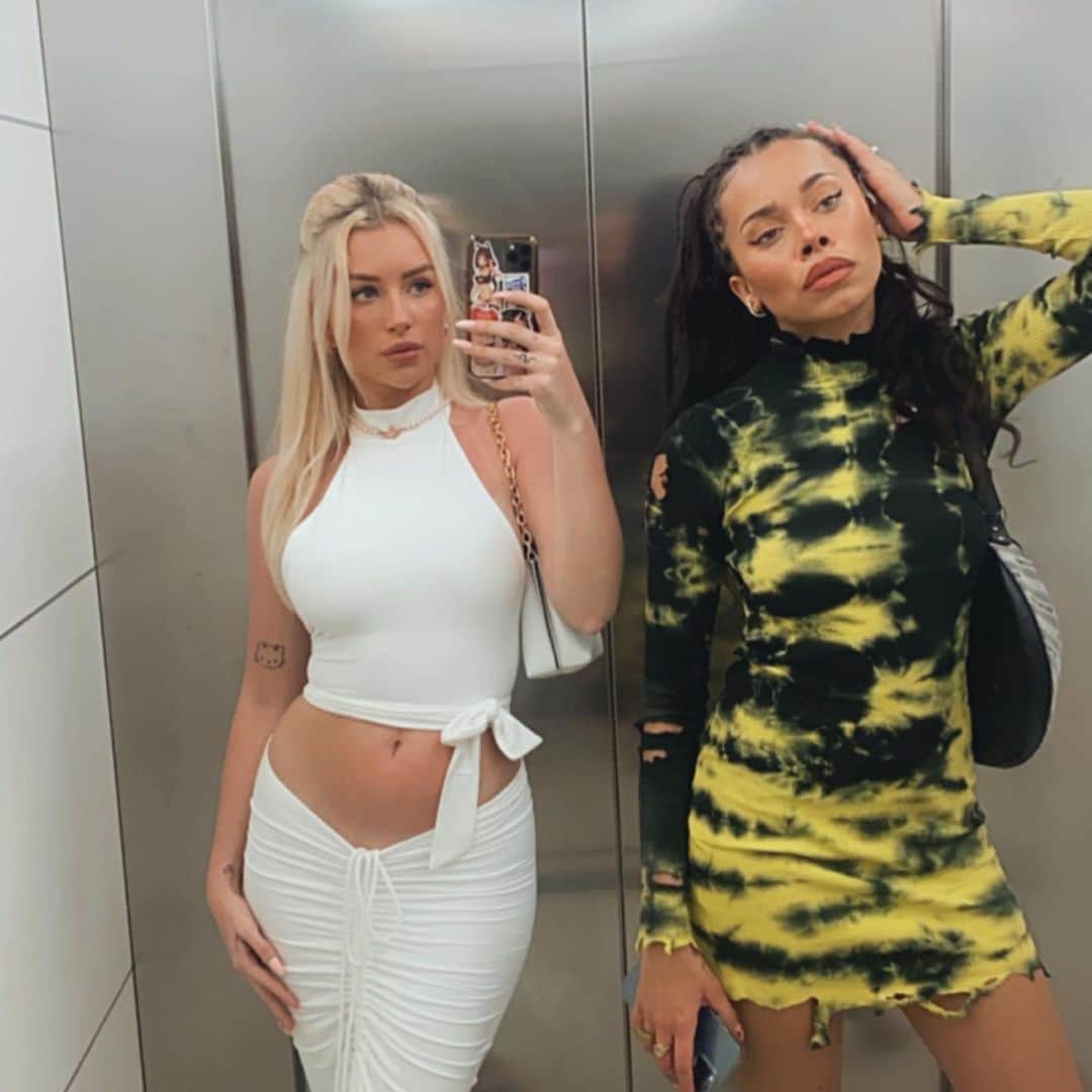 ロッティ・モスのインスタグラム：「Miss my best friends 💜」