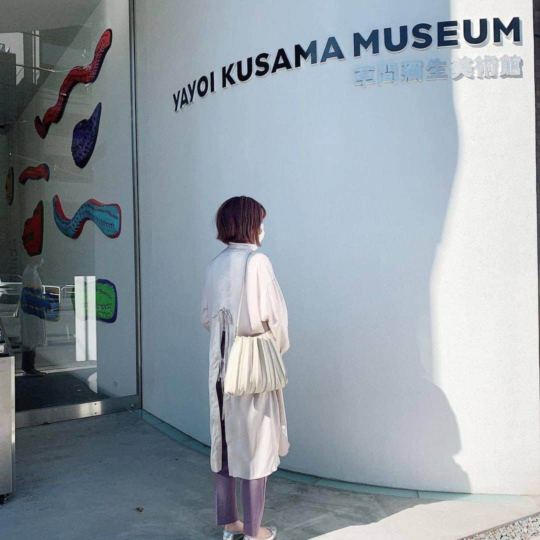 PATRA magazineさんのインスタグラム写真 - (PATRA magazineInstagram)「あっと驚く写真が沢山撮れる！草間彌生美術館❤︎ ㅤㅤㅤ 新宿のとある美術館が女の子たちの間で話題！  実は誰もが一度は見た事がある、日本の芸術家草間彌生本人が設立した美術館♡ @yayoikusamamuseum  よくある美術館の展示とは異なる、大胆で迫力のある作品に驚くはず！  写真撮影が可能な展示スペースもあるから、印象的な写真が沢山撮れる😉  完全予約制だから、いく時は要注意‼ ぜひチェックしてみてね🎶  ⚠︎お出かけができる機会になったら、ぜひ行ってみてね☁️  ・入場は日時指定の完全予約・定員制（各回90分）です。ㅤ ・最新の情報は、公式ホームページをチェックしてね！ㅤㅤㅤㅤㅤㅤㅤㅤㅤ 休館日: 火・水曜日 開館時間: 11:00～17:30 観覧料: 一般1,100円　小中高生600円 📍〒162-0851 東京都新宿区弁天町１０７  ＼ thank you 🦢 ／ @okkss__16 / @aintnmt @__iyka2  今みんなの中で流行っている事やアイテムがあれば PATRA magazine をタグ付けしてぜひ教えてね🔔  皆さんのすてきな投稿をぜひ紹介させてください！ . . #草間彌生美術館 #草間彌生 #yayoikusama #yayoikusamamuseum #美術館 #美術館巡り #美術館コーデ #アート  #新宿 #新宿デート #休日 #映えスポット #お出かけスポット #女子旅 #旅 #旅行 #観光」1月27日 9時01分 - patra__jp
