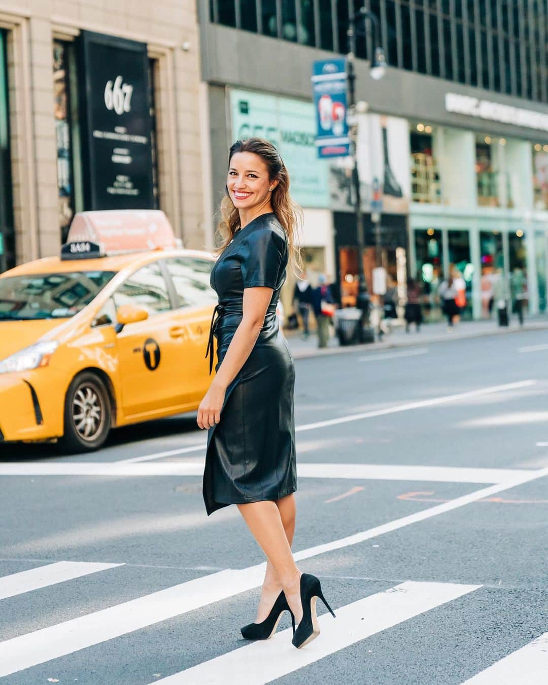 ショシャーナさんのインスタグラム写真 - (ショシャーナInstagram)「The dress that does it all. Shop now with one tap! #shoshanna #fauxleather #mididress #lbd #leather #nyc.」1月27日 9時02分 - shopshoshanna