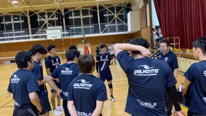 浅岡遥太のインスタグラム：「僕と親父で立ち上げたチームの後援会の〆切が今月末になってます。  @tokyo_cerisier  ↑公式アカウントに申込フォームのURL貼ってます。  https://www.tokyocerisier.com ホームページにも申込フォームがあります。  6000円Tシャツ付き 3000円後援会のみ のプランがあります。  是非、自分達と関わりがある方は応援してもらえると嬉しいですとても😊  後援会の方限定で色々やっていこうと思いますので是非😊  チーム名なんにする？から始まり誰に声かけるかなにを目指すか話しながらチームを作りました。  今では選手20名スタッフ15名の大所帯になりました。  チームの立ち上げは全然簡単じゃなかったです。 コロナも相まってやりたいことは出来ないし、なかなか大口のスポンサーなんて掴めないです。  かといって選手から運営資金を出させるのだけは絶対に嫌だったので、頑張ってなんとか少し形になってます。  元Vリーガーから現役大学生まで幅広く活躍するチームです。  コロナ禍の夏にクラブチームの練習試合なのに100名くらい観戦にきてもらったり、インスタのフォロワーすごい伸びたり、飽きさせないような運営を心がけてます。  まだまだコロナ禍の中、自由に動くことはできませんがやれる事をやっていきたいと思います😊🌸🍒  今は資金的に全く見えていませんがいつかはトップリーグに挑戦したいですね😊  その前に仲良い人たちの息子、娘を預かれるようなアンダーカテゴリを作りたいなと思いますね。  スリジエもいつかは法人化してどんどんやっていきたいけどノウハウが無いので、、勉強します。  長くなりましたが、是非後援会入って僕らのチームに注目してくれると嬉しいです❗️  そりゃV 1や代表に比べたら大したことはないレベルかもしれませんが、何かバレー界に残せるチームにはしたいと思ってますのでご助力のほど、宜しくお願い致します😄  最後まで読んでいただきありがとうございました😊  #東京スリジエ﻿ #tokyocerisier #千代田区地域密着型バレーボールチーム #神田﻿ #tokyo #バレーボール﻿ #千代田区﻿ #chiyoda #地域密着型﻿ #地域密着 #volleyball﻿ #beachvolleyball #dalponte﻿ #とまり木整骨院﻿ #ティーエルサービス #神田和食そらみち﻿ #神田丸屋　 #武蔵家酒店 #大塚製薬 #tomatsubmw #ママネーナの学校 #colancolan #さんくーる #sandblock #ZAMST　 #ZAMSTチャレンジャー」