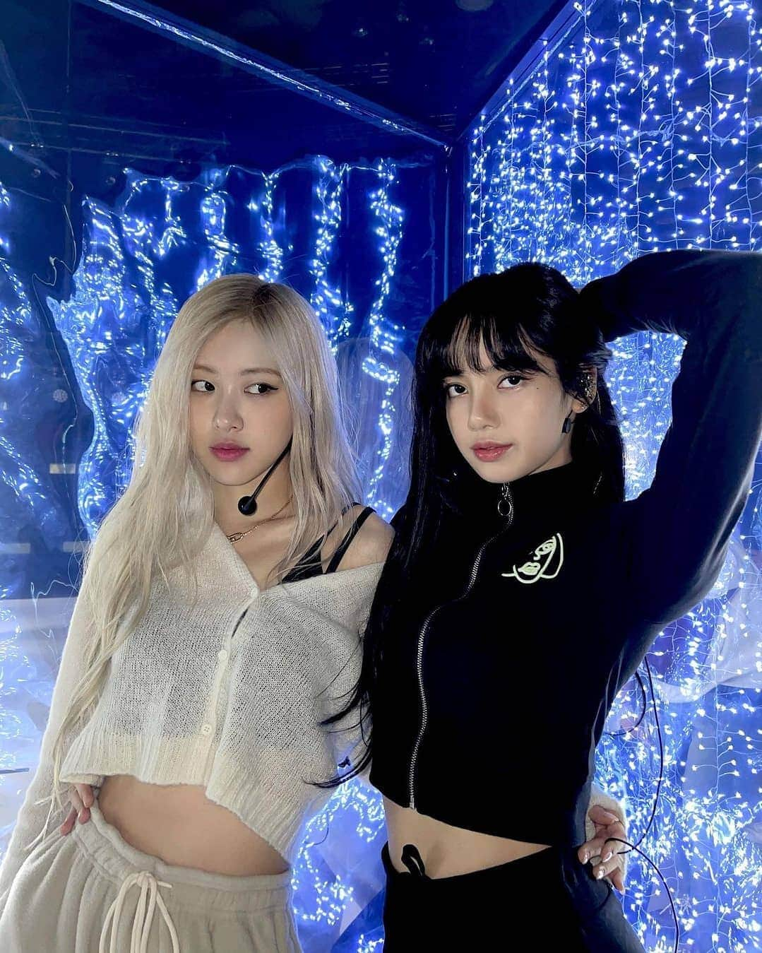 リサさんのインスタグラム写真 - (リサInstagram)「🖤🤍👯 . . . #LISA #LALISA #리사 #블랙핑크 #BLACKPINK #LALISAMANOBAN #LALISAMANOBAL #blackpinklisa #lisablackpink #theshow #thealbum #rosé #cheayoung」1月27日 8時59分 - lisa.blackpink