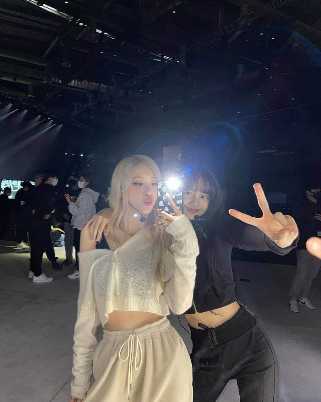 リサさんのインスタグラム写真 - (リサInstagram)「🖤🤍👯 . . . #LISA #LALISA #리사 #블랙핑크 #BLACKPINK #LALISAMANOBAN #LALISAMANOBAL #blackpinklisa #lisablackpink #theshow #thealbum #rosé #cheayoung」1月27日 8時59分 - lisa.blackpink