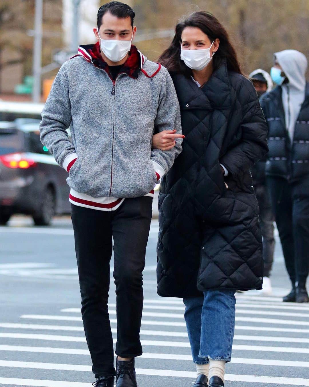 WHO WHAT WEARさんのインスタグラム写真 - (WHO WHAT WEARInstagram)「Katie Holmes does reasonable winter dressing very well. Even in an affordable coat and simple flats, her style is perfection. Tap our link if you want to cop her casual look. photo: getty images」1月27日 9時00分 - whowhatwear