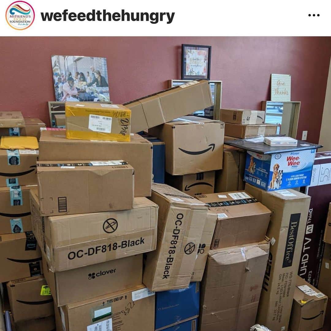 ラズ・アロンソのインスタグラム：「It has been a pleasure partnering up with @wefeedthehungry & @myfriendshousela as the @amazon recipient of my wish list for #Amazonsmile. Nothing feels better than the blessing to use your platform to give to organizations out there doing amazing work, day in and day out. If u want to donate or volunteer, reach out to them! #Deliveringsmiles #amazonsmile #myfriendshousela #wefeedthehungry #losangeles #skidrow」