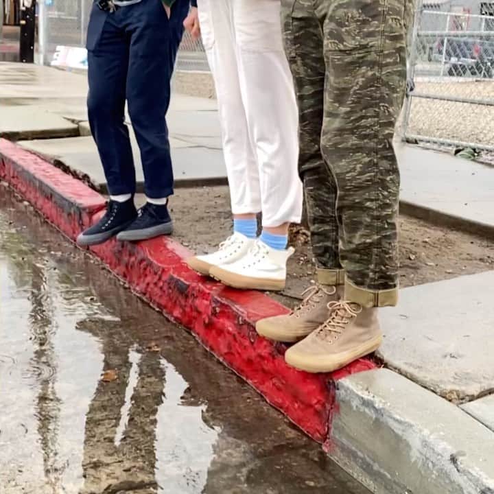 シービーズのインスタグラム：「When it rained (and hailed!) in Santa Barbara yesterday, the @seavees_santabarbara crew was fully prepped, wearing their favorite fall boot styles. 🌧  #24mason」