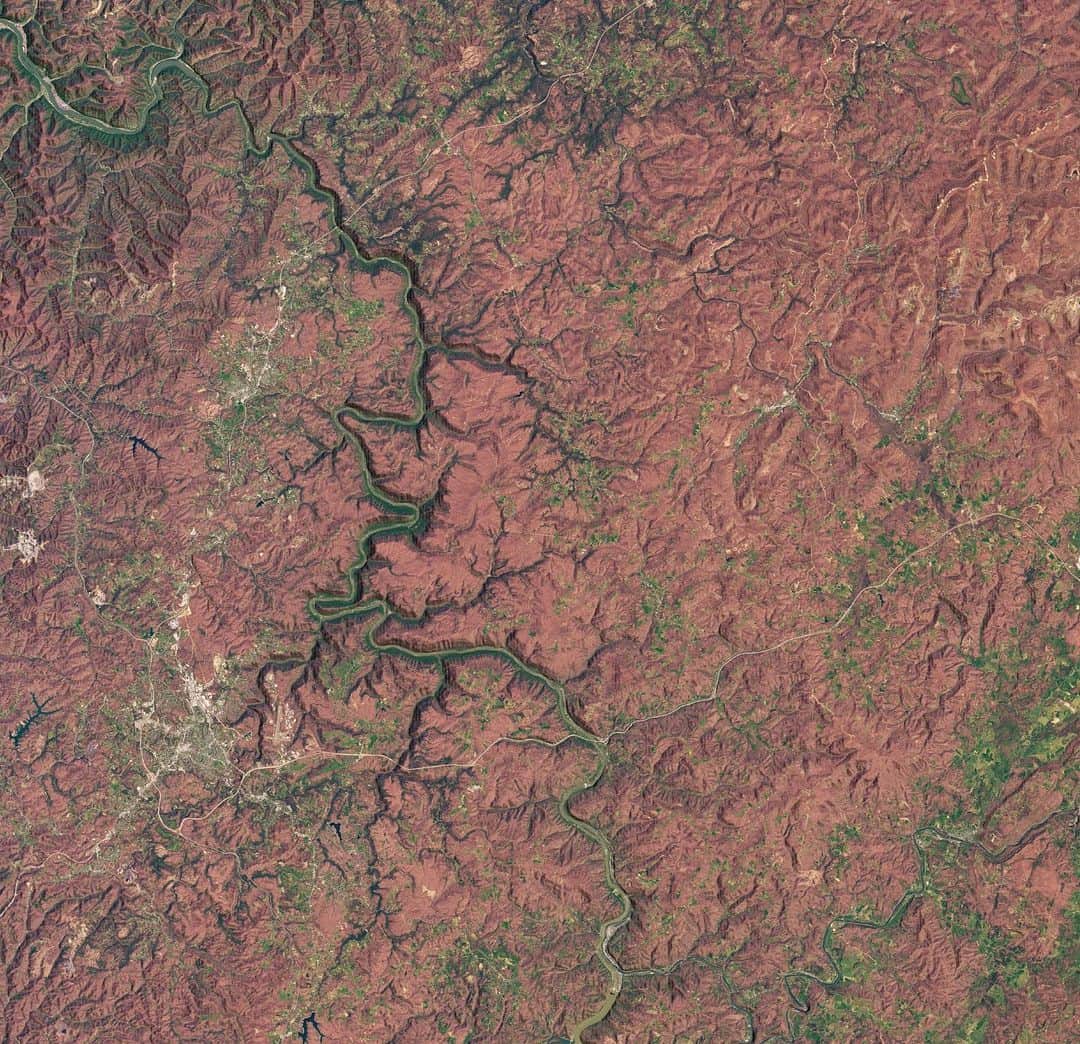 NASAのインスタグラム：「🏞️Park and preserve   West Virginia has rolling green hills, soaring mountains, and diverse wildlife, but until late in 2020, it did not have a national park. Though it was home to some rivers and historic sites managed by the @NationalParkService, it did not have a full-fledged “park”—large areas of land that protect an array of natural and historic features. This changed in December 2020 when the United States Congress passed a bill designating the New River Gorge as a national park and preserve.  The image above shows the New River Gorge National Park and Preserve in southern West Virginia, which is a little under 60 miles away from American mathematician Katherine Johnson's birthplace in White Sulphur Springs. Johnson was first hired in the aeronautics industry as a “computer” in 1952. She calculated and analyzed the flight paths of many spacecraft during her more than three decades with the U.S. space program, including the calculations that sent @nasaastronauts  into orbit in the early 1960s and to the moon in 1969. Her story is depicted in the 2016 film 'Hidden Figures.'  Credit: NASA Earth Observatory  #NASA #Earth #WestVirginia #NationalPark #HumanComputer #HiddenFigures #Nature #Views」