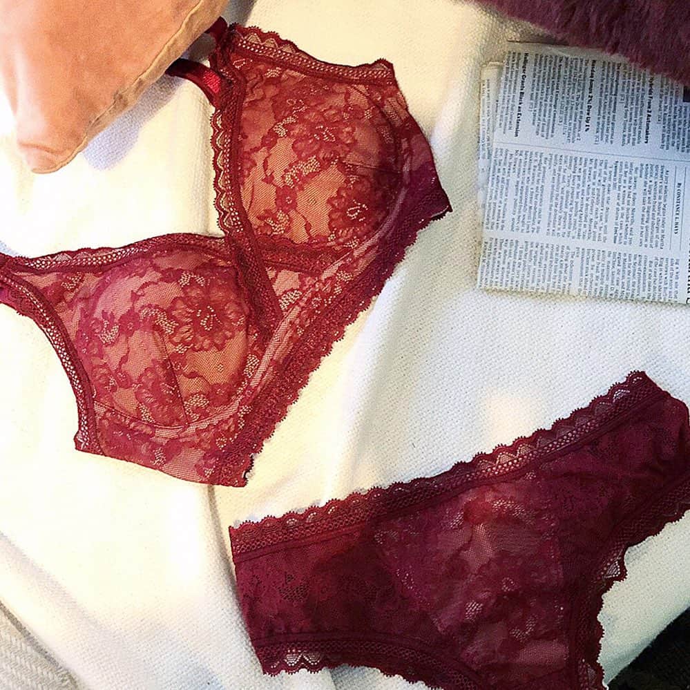 ブラデリスのインスタグラム：「Be Bold. Be Confident. Be You. Shop our lunar new year-inspired styles and earn 5X more reward points. Offer valid until 11 am EST on 2/1. #bradelisny #lacelingerie #redcolor #lunarnewyear #bra」