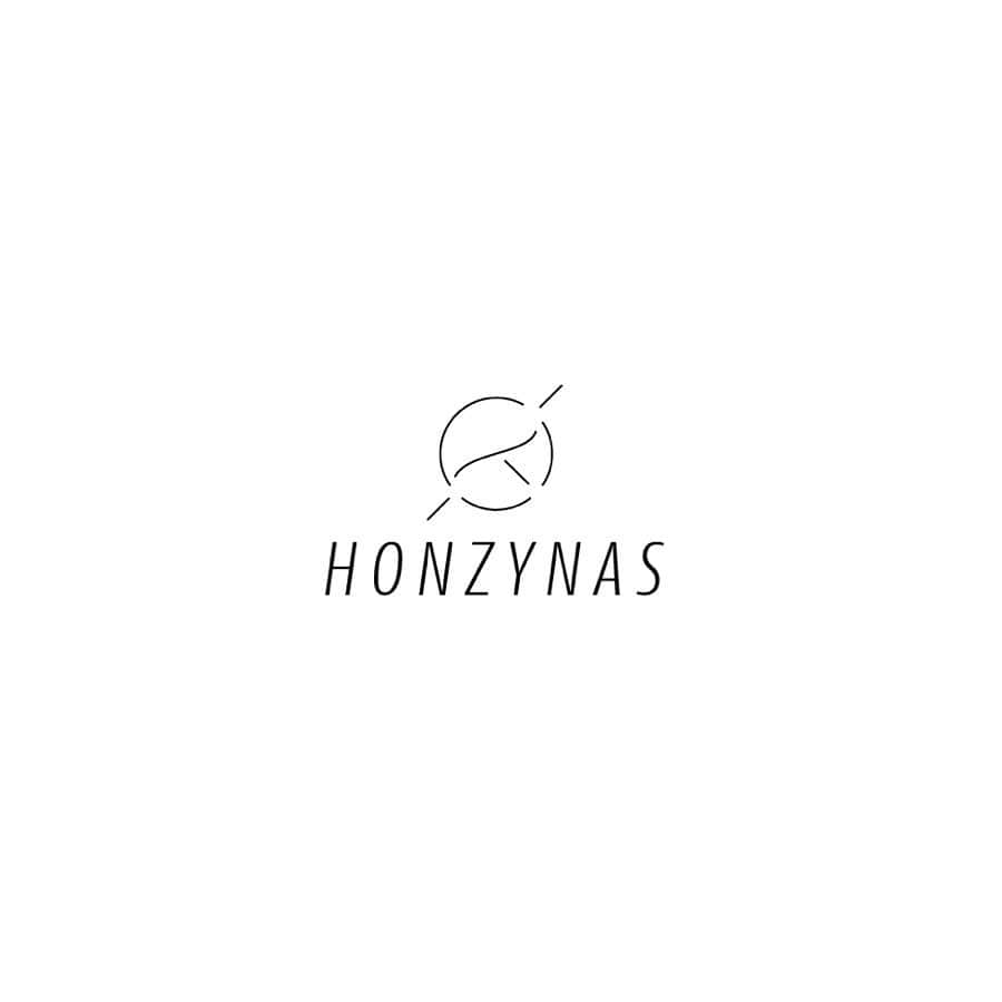 のインスタグラム：「私がプロデュースするアパレルブランド「HONZYNAS」の製品はオンラインストア「万屋みうら」で取り扱っています 現在、注文いただいたパーカーの発送を行っており、2種類の梱包方法から選べるようになってます 私のYouTubeチャンネルで配信した内容をご覧になり、もしご希望の梱包方法がありましたらご連絡いただければご希望の梱包方法で発送いたします 三浦のYouTubeチャンネル「物見遊山TV」の1/27付「梱包生配信」をご覧ください ついでにチャンネル登録もよろしくね！」