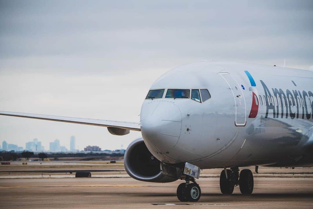 アメリカン航空のインスタグラム：「I spy a 👋. Can you guess the skyline?」