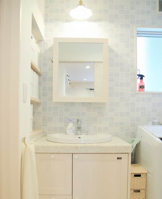 西本ハウスのインスタグラム：「【AH様邸のご紹介】 Washroom💡  BlancAnge 南区南大河町 AH様邸  施工事例はこちら▼ @nishimoto_house ⇧プロフィールのURLよりご覧いただけます👀  西本ハウスでは、『新型コロナウイルスを含む感染症の予防及び拡散防止対策』に関しまして、以下のことを実施しております。  ①見学会・イベント、来店など接客時にはスタッフ全員マスクを着用させていただきます。なお、お客様にもご来店・ご来場時のマスク着用にご協力をお願い致します。 ②見学会・イベントに関しましては個別のご案内・ご対応をさせていただきます。 ③お子様の感染防止のため、キッズスペースの使用は禁止とさせていただきます。 ④来店は同時3組までとし、ソーシャルディスタンスを確保しながら対応させていただきます。 ⑤アルコール除菌を徹底しています。なお、お客様のご来店・ご来場時に入口にて検温及びアルコール除菌スプレーの噴霧にご協力をお願い致します。  またイベントをお申込みいただいていても状況によってはご案内できなくなる可能性もございますので予めご了承ください。ご理解、ご協力のほど何卒よろしくお願い申し上げます。  #西本ハウス #広島県 #工務店 #1000万円からはじめる家づくり #子育て世代の家  #子育て世代の家づくり #デザイン住宅  #デザイナーズ住宅 #新築一戸建て #マイホーム #新築マイホーム #注文住宅 #規格住宅 #家づくり #暮らしを楽しむ #広島のイベント #こだわりの家 #こだわりポイント」