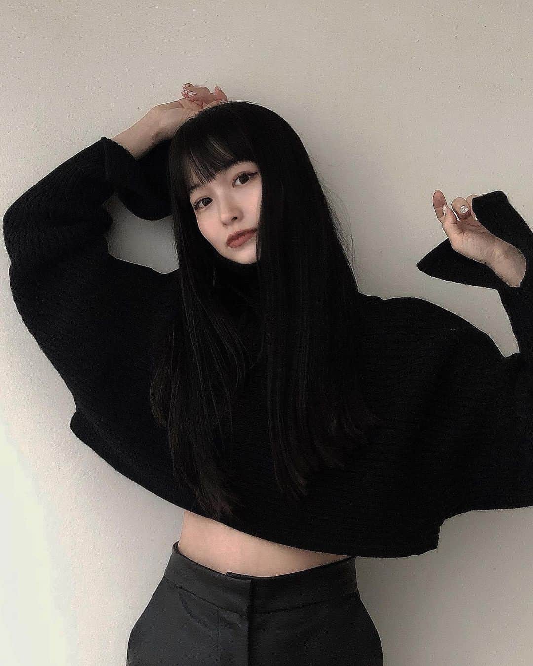 中村くるみのインスタグラム：「Black on black  Hair maintenance Thx @shinnosuke_suwa  Tops Thx @solace___official」