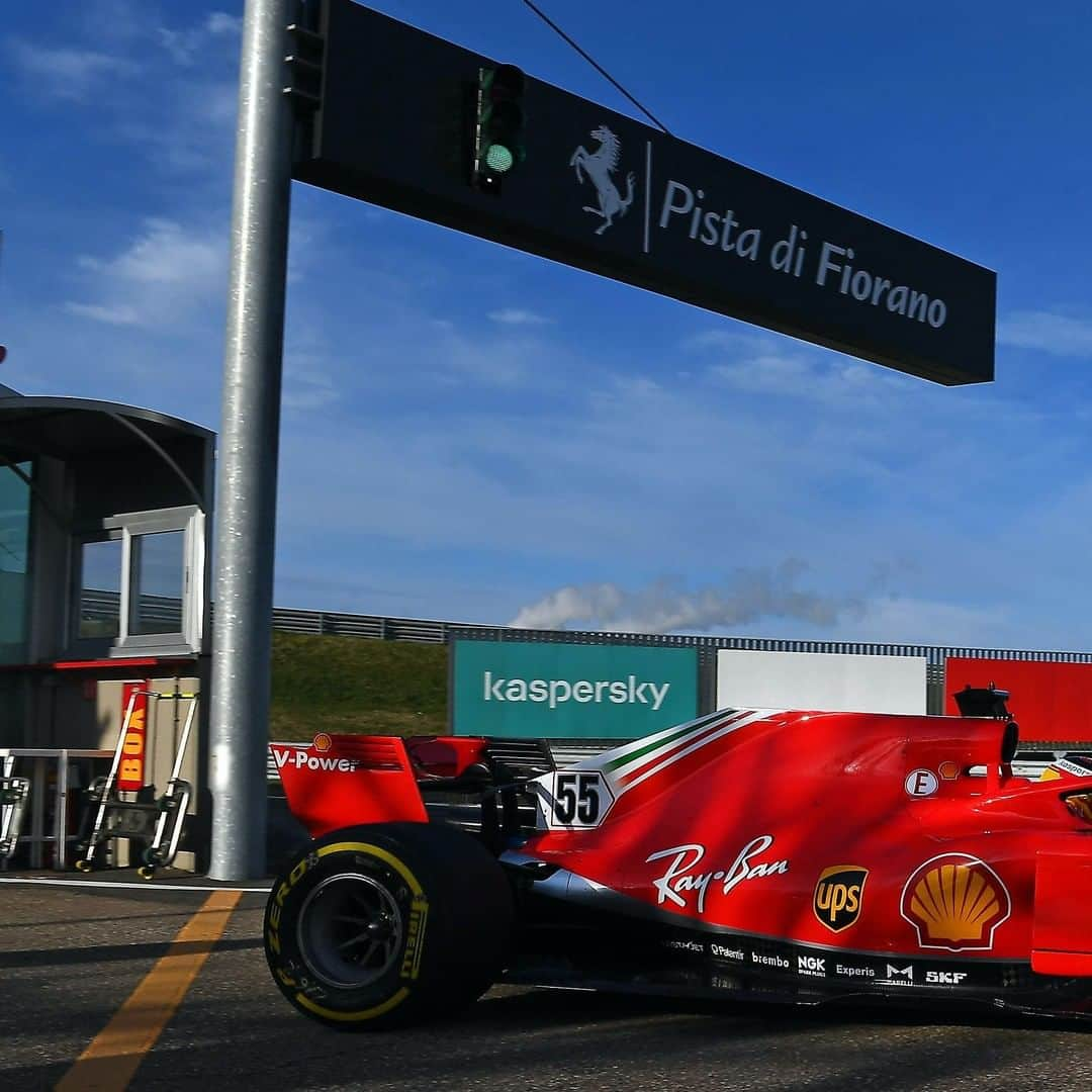 F1さんのインスタグラム写真 - (F1Instagram)「@carlossainz55 gets his first taste of track action in a Ferrari 😍  #F1 #Formula1 #Ferrari #CarlosSainz #Fiorano @scuderiaferrari」1月27日 20時18分 - f1