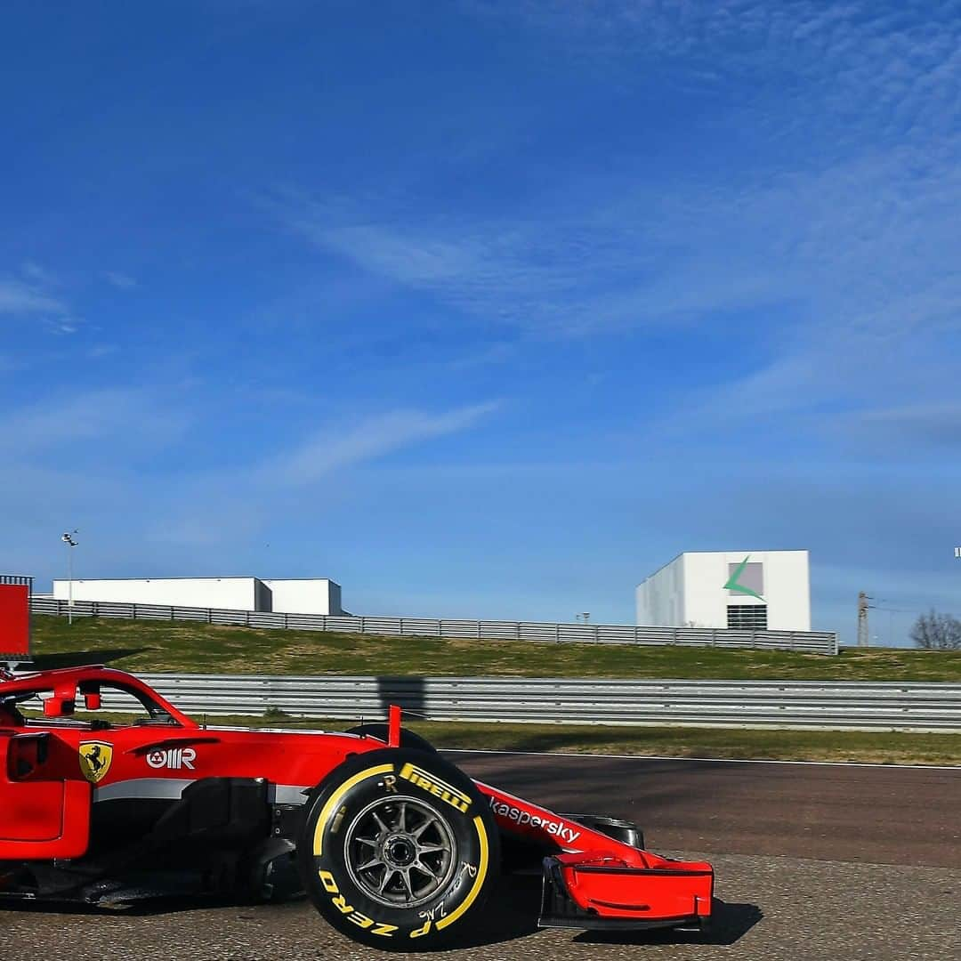 F1さんのインスタグラム写真 - (F1Instagram)「@carlossainz55 gets his first taste of track action in a Ferrari 😍  #F1 #Formula1 #Ferrari #CarlosSainz #Fiorano @scuderiaferrari」1月27日 20時18分 - f1