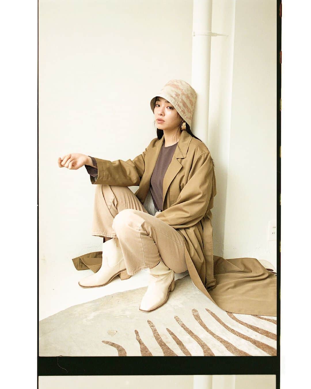 のインスタグラム：「New spring with trench coat mayuu yokota _____________________________________________ 袖を通すだけで、気持ちを新たな季節へと誘うトレンチコート。 スタンダードなワードローブだからこそ、ほかにはない特別な一枚を見つけたい。 今年はトレンチコートを構成する要素の中でも重要なボタンをあえて外し、ミニマルなデザインに仕立てることで、よりモードでエレガンスなムードに。 イノセントな空気感はそのままに、垣間見せる大人の表情で魅了するモデル・横田真悠が着こなします。  SHEL'TTER WEBSTORE・ZOZOTOWNにて先行予約発売中 SLY店舗1/29(FRI)入荷予定 ☑︎TRENCH GOWN (030ESY30-0810) BEG,BLU,KHA,GRY ¥12,000+tax  2月発売予定 ☑︎MUTTON SLEEVE BL (030ES030-2820) BRN,IVOY,GRN ¥8,000+tax #THROWbySLY  SHEL'TTER WEBSTORE・ZOZOTOWNにて先行予約発売中 SLY店舗1/29(FRI)入荷予定 ☑︎RON CROPPED WIDE STRAIGHT PT-E (030ESM11-0740) L/BRN,L/MINT ¥12,000+tax  SHEL'TTER WEBSTORE・ZOZOTOWNにて先行予約発売中 SLY店舗2月入荷予定 ☑︎REVERSIBLE DROP HAT (030ESM56-0700) M/BEG,M/BLK ¥4,000+tax  全てSLY店舗・SHEL'TTER WEBSTORE・ZOZOTOWNにて発売中 ☑︎WRINKLE METAL HOOP EARRING (030ES056-0180) GLD,SLV ¥4,000+tax  ☑︎BI COLOR BELT (030ESY55-1840) BRN,BLK ¥4,000+tax  SHEL'TTER WEBSTORE・ZOZOTOWNにて先行予約発売中 SLY店舗2月入荷予定 ☑︎WESTERN SHORT BOOTS (030ESM55-0710) IVOY,BLK ¥14,000+tax _____________________________________________ #SLY #SLY_fav #THROWbySLY」