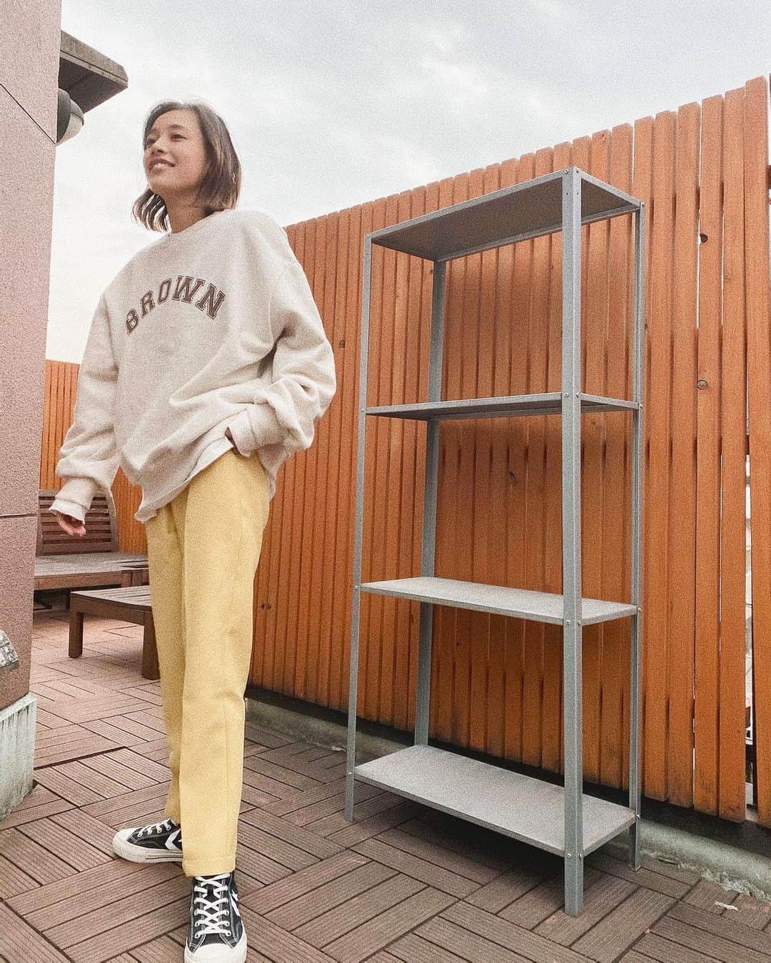馬詰まほのインスタグラム：「ootd👩🏽✨💛🌙 ほんっともともとカジュアルなのに さらにカジュアルになってしまったな〜としみじみ✌🏾 まだまだ寒いけど気持ちは春始めちゃってます。笑 photo by / @chiko.ctct」