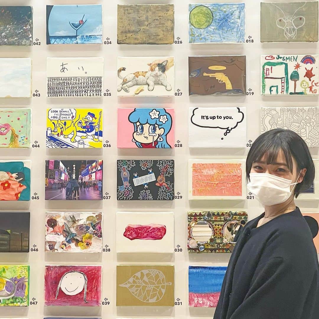 のインスタグラム：「ふと立ち寄ったら素敵なアートで壁が埋め尽くされてた。 初日やったけど欲しいなあって思ったものはさすがに全部売り切れちゃってた🥲 こういう出会いを大切にして、いつか素敵な作品を部屋に飾りたいなあ  #六本木 #ミッドタウン #匿名希望展」