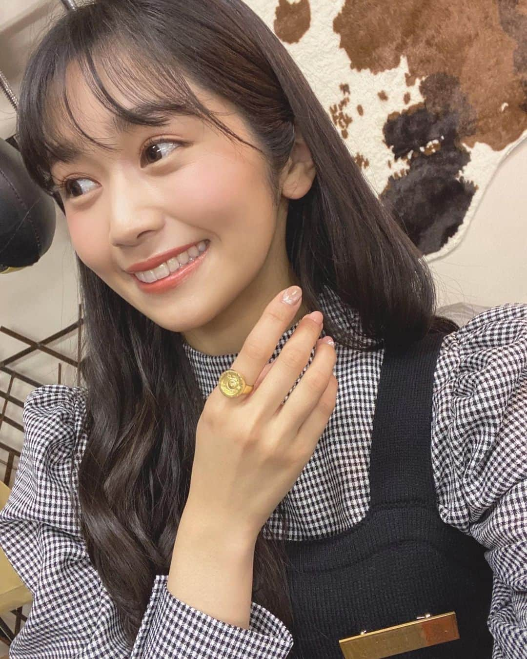 浅野杏奈さんのインスタグラム写真 - (浅野杏奈Instagram)「💍お知らせ🚂﻿ ﻿ サンデープレミアムSHOPにて販売される…﻿ 名探偵コナン﻿ "ミステリートレインパスリング"﻿ のモデルをさせて頂きました😭😭😭﻿ ﻿ 光栄すぎて🤦🏻‍♀️❤️﻿ ﻿ そしてそして！﻿ 本日発売の週刊少年サンデー9号に広告として載っているそうです🤯﻿ 蘭姉ちゃんと和葉のダブル表紙✨﻿ 本当に嬉しい、今日ずっと嬉しいって言ってる！！笑﻿ 是非見てください👏🏻﻿ ﻿ ﻿ #名探偵コナン　#conan﻿ #ミステリートレインパスリング﻿ #ミステリートレイン」1月27日 18時49分 - this.is.anna_box