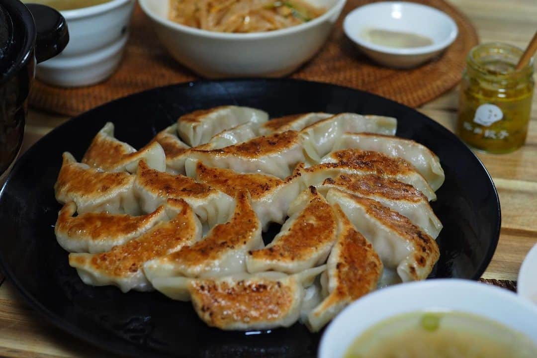 Rocoのインスタグラム：「01.27 水餃子を作るつもりで朝から仕込んでいたのに息子は焼き餃子が食べたいと…。なので急きょ変更して🥟少しだけ残った肉餡は野菜スープに入れて。お肉の油がでて美味しくなった😋 近々水餃子リベンジしようーw。  #rocoごはん#味の要#餃子#晩ごはん」
