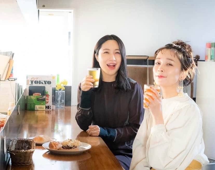 山野ゆりのインスタグラム：「@numerotokyo の連載にて、友人の @inuyamakamiko 犬ちゃんとパン対談しました🍞犬山とは気付けば知り合って15年位経つのですが（おどろき）コロナになってから全然会えてなかったので久しぶり過ぎて嬉しかった🥰  気の合う友人とビール飲めてパン食べれて🍺🍞なんて幸せなお仕事なんだ。噛み締めました。  そして🍺×🍞という組み合わせがこれまた合うんだなあ。  詳しくはNumeroの対談をご覧下さい。ストーリーにも貼ります✍️  #パン #🍞 #ビール#🍺#松陰神社前#goodsleepbaker #numero」