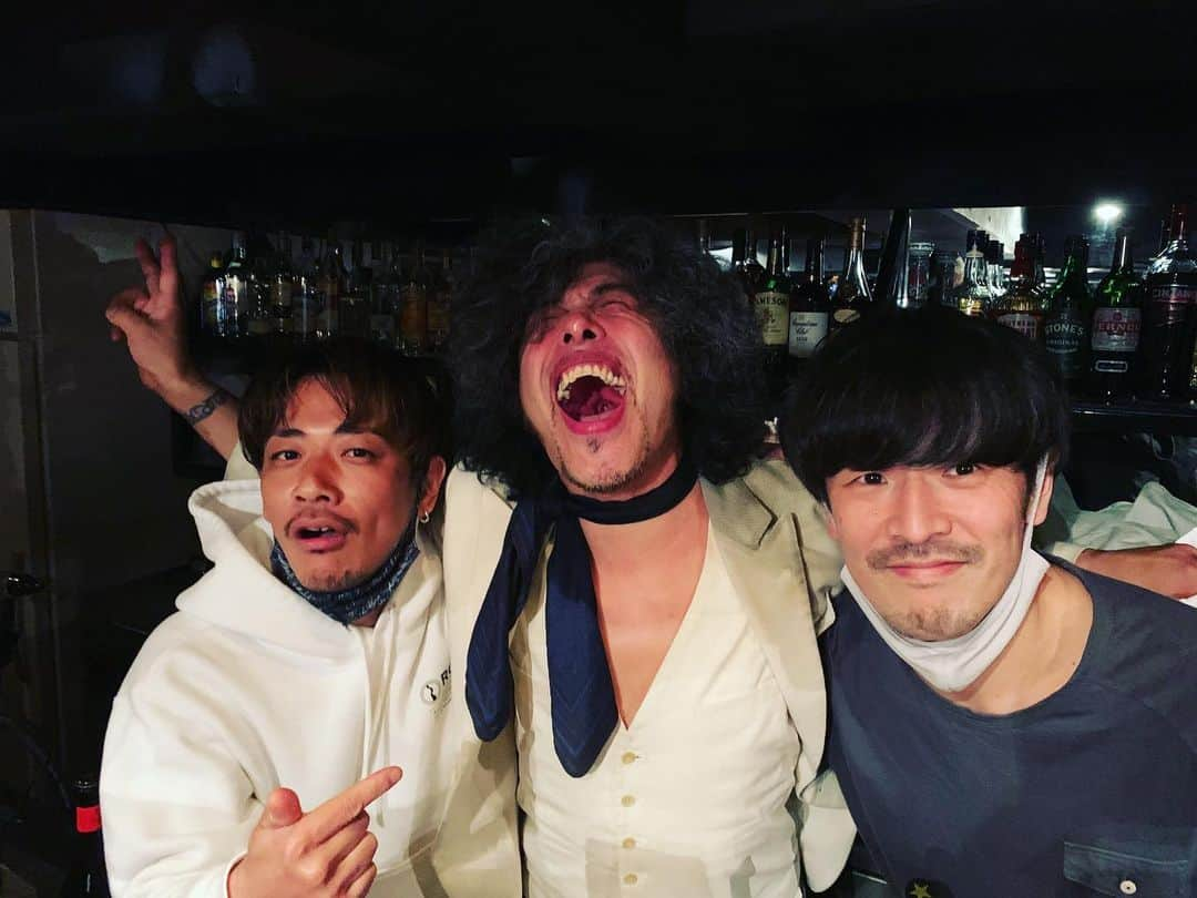 荒井岳史さんのインスタグラム写真 - (荒井岳史Instagram)「昨日は佐藤タイジ大先輩の54歳のバースデイライブにソロで参加させて頂きました。 改めて、お誕生日おめでとうございます🎊 こんなカッコイイ先輩がいるって素敵よね、と改めて思います。 おじさんミュージシャンになればなるほど、先輩がいる事の心強さが身に沁みます。 タイジさんみたいなギター弾けるようになるのには後数千年かかりそうですが、頑張ります。  久しぶりに会った拓ちゃんも元気そうだったし、つるんで楽しかったし、スゴイミュージシャンを沢山観れて贅沢な日でした。 MCのジョーさんにも謎かけ振ってもらって笑またスキルが上がりつつあります笑  関係者各位、観に来てくださった皆様、配信を観てくださった方々、ありがとうございました！  #荒井岳史」1月27日 18時50分 - takeshi_arai