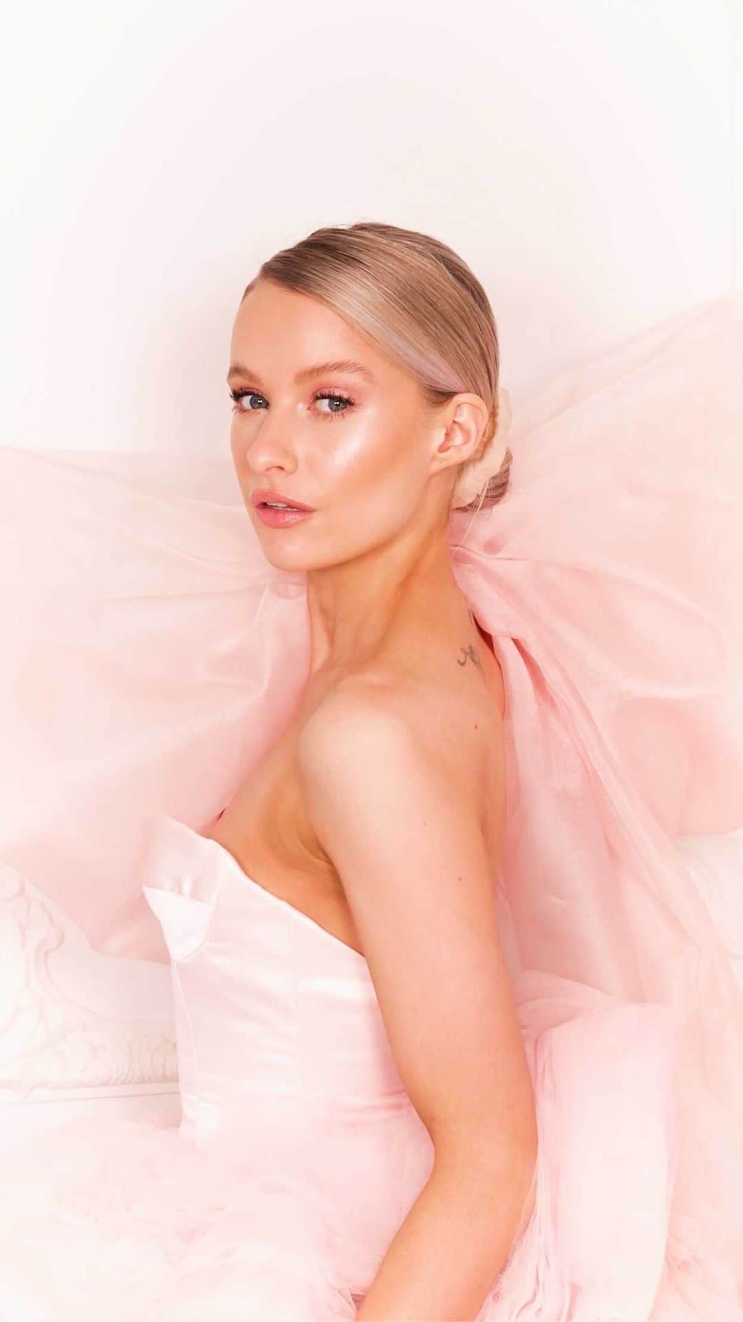 ビクトリアのインスタグラム：「ad. Eyelashes of dreams and a dress to match. #LashIdole from @lancomeofficial launches today, for fanned out, lifted, weightless lashes ✨ You might not want to get too dressed up right now, but your eyelashes will thank you for it 😉👑」