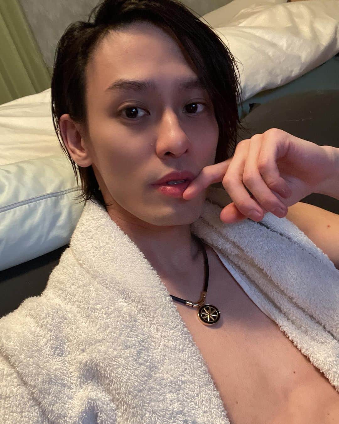 戸谷公人のインスタグラム：「風呂上がりショットはいかが？😎  #濡れショット #久しぶりの感じ #湯船は絶対浸かります #入浴剤はパインハイセンス」