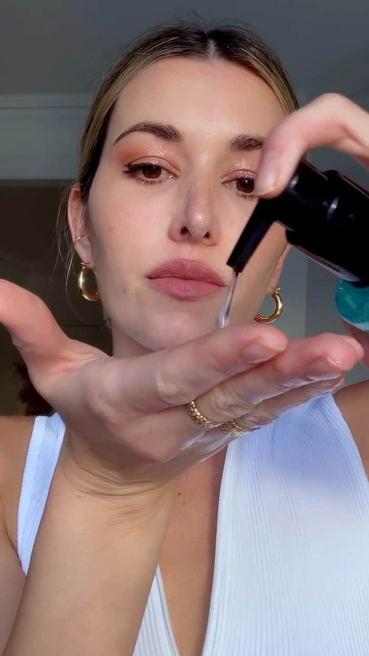 カルメン・ハミルトンのインスタグラム：「From a full face of makeup to clean, glowing skin in one step! I use @skinceuticalsau Simply Clean Gel Cleanser morning and night (before my hero serums - CE Ferulic in the AM, and Retexturising Activator + B5 Gel in the PM). The gentle exfoliating ingredients completely remove impurities and makeup (including waterproof!), plus it decongests my pores and leaves my skin feeling clean, fresh and silky smooth ✨ Obsessed! #sponsored #skinceuticals #aoxauthority #cleanskin #healthyskin」