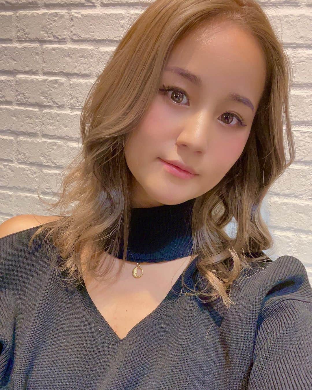LORYのインスタグラム：「ローレンでカラーとトリートメント🤍 @rollen_official @rollen_ike  最近ブリーチしてないけど 根元と毛先のカラーを合わせてくれるの ほんとすごい🥺👏✨ いつもありがとうございます🥰🙏 #rollen #haircolor #透明感カラー #ローレン」