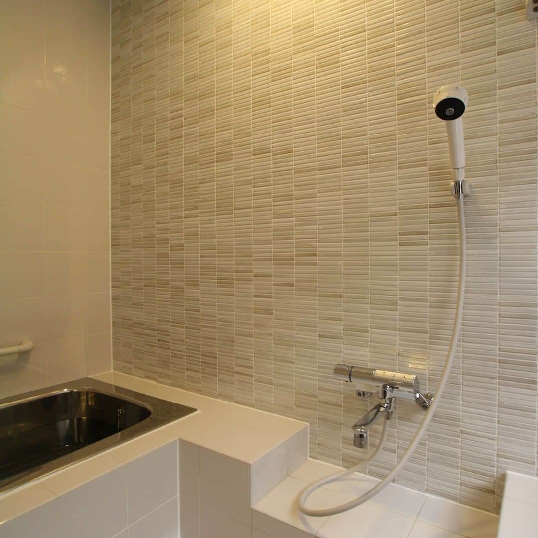 ミサオケンチクラボさんのインスタグラム写真 - (ミサオケンチクラボInstagram)「高槻の家リノベーション／浴室 浴室はタイル張りです。洗い場の台は、洗面器がちょうど良い高さになるように高さを決めました。 #シンプル #モダン #和モダン #デザイン #ミニマル #建築 #建築家 #建築家住宅 #設計事務所 #注文住宅 #residence #simple #minimal #architect #architecture #design #home #リノベーション #中古住宅 #中古一戸建て #癒やし#癒し #暮らし #生活 #暮らしを楽しむ #シンプルな暮らし #丁寧な暮らし #浴室」1月27日 19時00分 - misaoarc