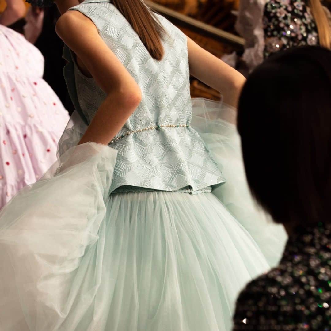 シャネルさんのインスタグラム写真 - (シャネルInstagram)「Delicacy and lightness — a voluminous aqua silk tulle skirt worn with an embroidered vest in the CHANEL Spring-Summer 2021 Haute Couture collection.  See all the looks at chanel.com  #CHANELHauteCouture #CHANEL #CHANELShow @Le19M #Le19M @Maison_Lemarie #MaisonLemarie @Lesage #Lesage @AtelierMontex #AtelierMontex @Leelou_Laridan」1月27日 19時00分 - chanelofficial