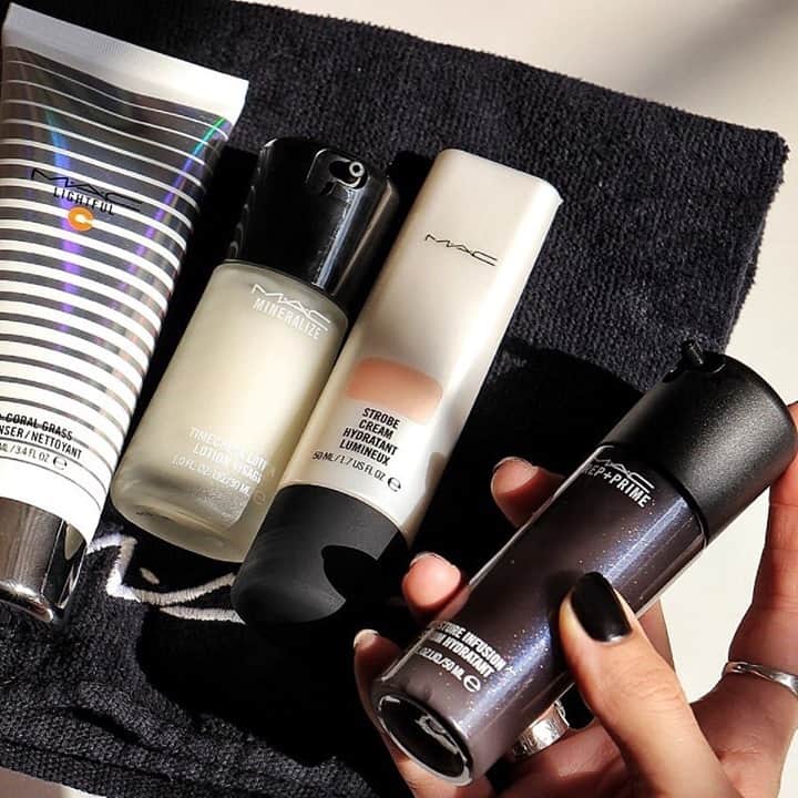 M·A·C Cosmetics UK & Irelandさんのインスタグラム写真 - (M·A·C Cosmetics UK & IrelandInstagram)「Start the day the M·A·C way👍☕ Mid-week refresh NEEDED. Restore your glow with these beauties... 💧Lightful C+Coral Grass Cleanser⁠ 💦Mineralize Timecheck Lotion⁠ 💧Strobe Cream⁠ 💦Prep+Prime Moisture infusion Serum⁠  Take our skincare QUIZ on our Story 👆 regram @maccosmeticscz ⁠ #Skincare #SelfCare #MACCosmeticsUK #MACCosmetics #StrobeCream #PrepAndPrime」1月27日 19時01分 - maccosmeticsuk