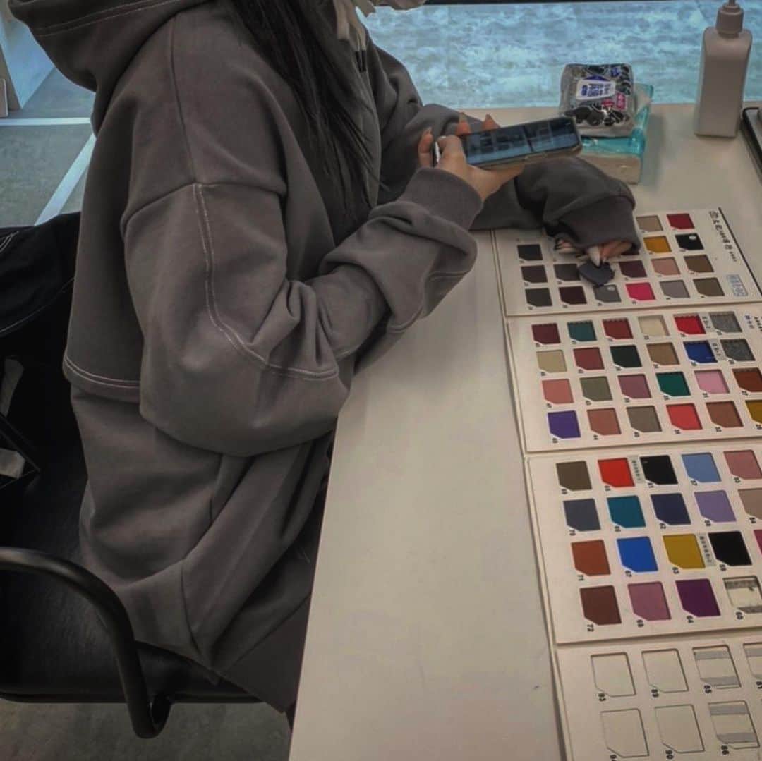 かれんのインスタグラム：「#かれんのくろーぜっと   パーカーを購入してくれた人が対象の…パーカーを使ったコーデをInstagramかTwitterに #かれんのくろーぜっと を付けてアップしてくれた投稿の中から抽選で２０人にパーカーと同じデザインのキーホルダー（レザー）とチェキをプレゼントさせていただきます🖤  応募期間は2月14日までです(*´︶`*)❤︎  沢山の応募待ってます🖤」