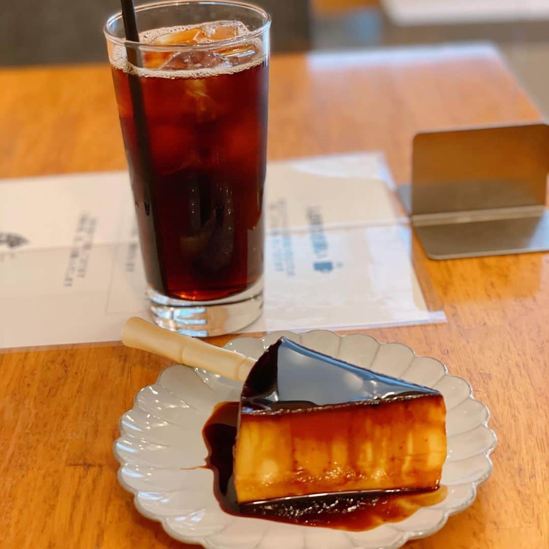 リンリンさんのインスタグラム写真 - (リンリンInstagram)「[四ツ谷　#toranokocoffee]プリン(450円)🍮プリン好きにオススメ‼️ケーキのような形の絶品プリンが食べられるお店✨動画3枚目。 ⚠️English、the lowest 👇⚠️ . こちらのプリンが久々に食べたくて超久々に再訪😊 . ケーキの様に三角形のプリンは食べてみると一見固めに見えますが、スプーンがスーッと入って卵の風味が口の中に広がりトロッとしてます🥺 . カラメルは苦味がありバランスも良くめちゃくちゃ美味しい😋‼️‼️ . 駅からすこーし離れていますが、プリン好きは是非一度食べて欲しい‼️‼️ . 気になる方は是非☺️❤️ .  —————📍〜お店情報〜📍—————— ＜店名と最寄駅＞ #toranoko  四ツ谷駅から徒歩8分 . 🏠<住所＞ 東京都新宿区三栄町18 寿ビル 1F  . ⏰<営業時間＞ 10:30～18:00(テイクアウトは18:30頃まで) . 🗓<定休日> 月曜＋不定休 . Pudding (450 yen) 🍮 Recommended for pudding lovers ‼ A shop where you can eat excellent pudding shaped like cake ✨  . I want to eat this pudding for the first time in a while, so I'll come back here again after a long time . Triangular pudding looks hard at first glance like a cake, but the egg flavor spreads through your mouth with a spoon 🥺 . Caramel has a bitter taste and a good balance 😋‼ . It's a little far from the station, but if you like pudding, please try it ‼️‼️ . If you're curious about it ☺️❤️ .  ———📍 Shop Information 📍—— <Store name and nearest station> #toranoko 8-minute walk from Yotsuya Station . 🏠<address> 18th building, Sanaei-cho, Shinjuku-ku, Tokyo, 1st floor  . ⏰<business hours> 10:30~18:00 (Takeout is until around 18:30) . 🗓<regular holidays> Monday + Unfixed Holidays」1月27日 19時02分 - rinrin99999