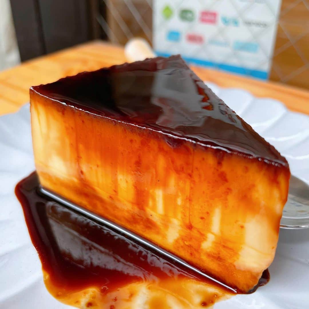 リンリンさんのインスタグラム写真 - (リンリンInstagram)「[四ツ谷　#toranokocoffee]プリン(450円)🍮プリン好きにオススメ‼️ケーキのような形の絶品プリンが食べられるお店✨動画3枚目。 ⚠️English、the lowest 👇⚠️ . こちらのプリンが久々に食べたくて超久々に再訪😊 . ケーキの様に三角形のプリンは食べてみると一見固めに見えますが、スプーンがスーッと入って卵の風味が口の中に広がりトロッとしてます🥺 . カラメルは苦味がありバランスも良くめちゃくちゃ美味しい😋‼️‼️ . 駅からすこーし離れていますが、プリン好きは是非一度食べて欲しい‼️‼️ . 気になる方は是非☺️❤️ .  —————📍〜お店情報〜📍—————— ＜店名と最寄駅＞ #toranoko  四ツ谷駅から徒歩8分 . 🏠<住所＞ 東京都新宿区三栄町18 寿ビル 1F  . ⏰<営業時間＞ 10:30～18:00(テイクアウトは18:30頃まで) . 🗓<定休日> 月曜＋不定休 . Pudding (450 yen) 🍮 Recommended for pudding lovers ‼ A shop where you can eat excellent pudding shaped like cake ✨  . I want to eat this pudding for the first time in a while, so I'll come back here again after a long time . Triangular pudding looks hard at first glance like a cake, but the egg flavor spreads through your mouth with a spoon 🥺 . Caramel has a bitter taste and a good balance 😋‼ . It's a little far from the station, but if you like pudding, please try it ‼️‼️ . If you're curious about it ☺️❤️ .  ———📍 Shop Information 📍—— <Store name and nearest station> #toranoko 8-minute walk from Yotsuya Station . 🏠<address> 18th building, Sanaei-cho, Shinjuku-ku, Tokyo, 1st floor  . ⏰<business hours> 10:30~18:00 (Takeout is until around 18:30) . 🗓<regular holidays> Monday + Unfixed Holidays」1月27日 19時02分 - rinrin99999
