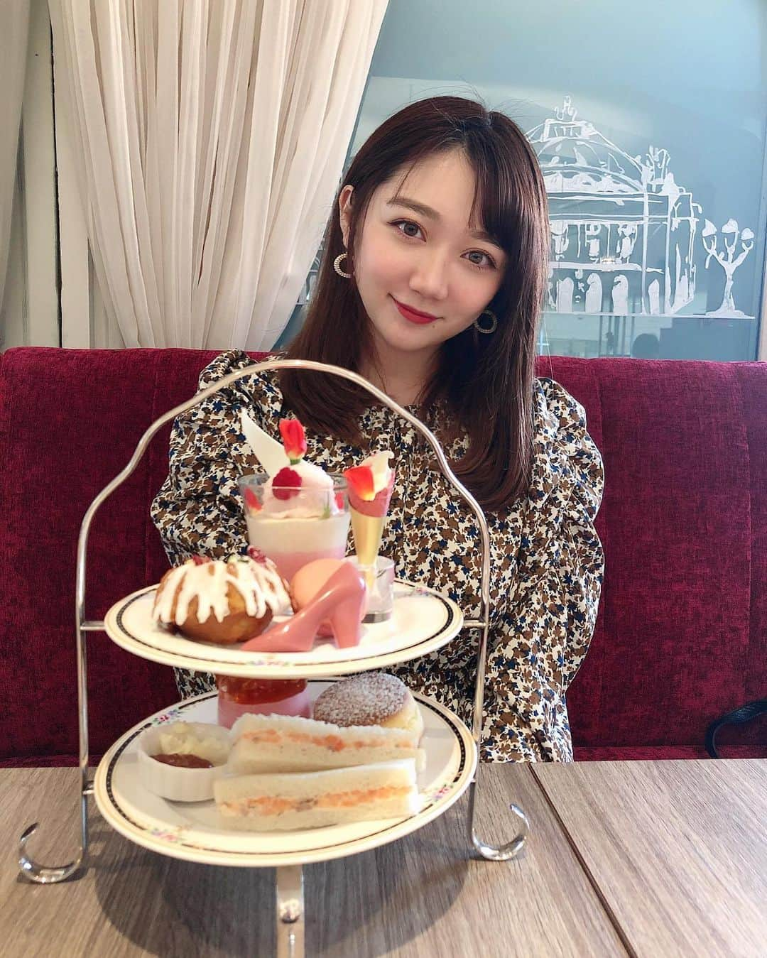 小澤しぇいんさんのインスタグラム写真 - (小澤しぇいんInstagram)「可愛いカフェのケーキセット食べたよ💗🧁☕️  お店も可愛くてお姫様気分味わった。  アホ毛姫です。  #可愛いカフェ#カフェ#カフェ巡り#スイーツ#スイーツ好きな人と繋がりたい#甘党」1月27日 19時13分 - 1217_shane