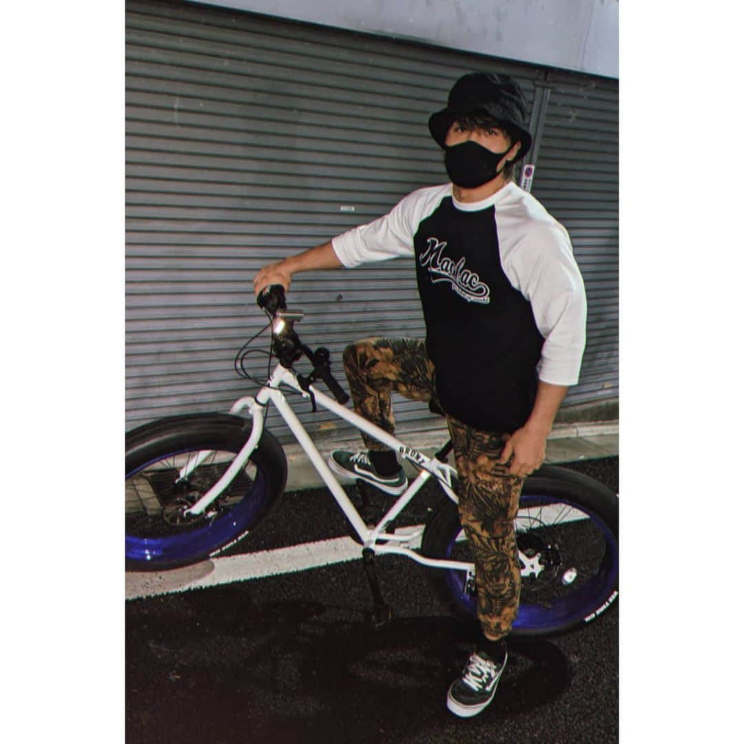 MAOのインスタグラム：「DDT内で勝手に立ち上げた #まおファク のロゴラグランシャツ明日から会場でもお買い求め頂けます。 ￥4,500 M~2XL #プロレス #prowrestling #ラグラン #チャリで来た #ddtpro」