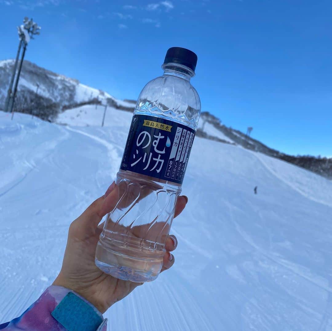 市原彩花さんのインスタグラム写真 - (市原彩花Instagram)「スキー中にも⛷のむシリカ✨  毎日たくさんお水を飲むから、ミネラルが多くてデトックス効果もある"のむシリカ"にお水を変えてみたよ😊  スキー中もウェアのポケットに入れて滑ってた🤣  中硬水だけど、飲みやすくてゴクゴク飲めちゃう😋 @nomusilica_official   しかも、レシート買取アプリ"ONE"で、のむシリカの購入画面をアップすると1,000ポイントで買取してくれるんだって😳 アプリは無料でダウンロード出来るから、お得だしぜひやってみてね😆  #シリカ#シリカ水#のむシリカ #supported#one#デトックス#美容#ダイエット#スキー#スノボ#ニセコ#ニセコグランヒラフ」1月27日 19時06分 - ayaka_ichihara
