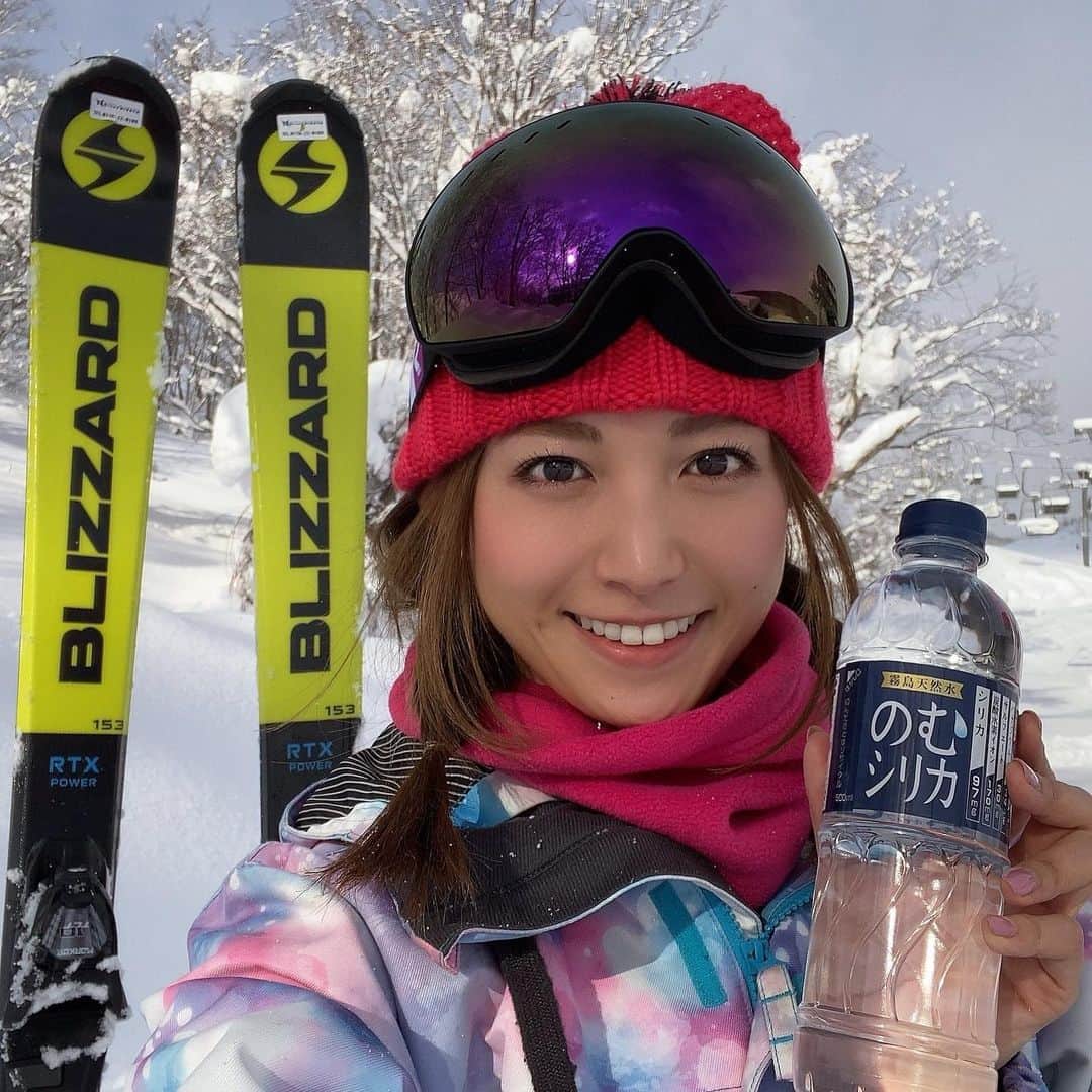市原彩花さんのインスタグラム写真 - (市原彩花Instagram)「スキー中にも⛷のむシリカ✨  毎日たくさんお水を飲むから、ミネラルが多くてデトックス効果もある"のむシリカ"にお水を変えてみたよ😊  スキー中もウェアのポケットに入れて滑ってた🤣  中硬水だけど、飲みやすくてゴクゴク飲めちゃう😋 @nomusilica_official   しかも、レシート買取アプリ"ONE"で、のむシリカの購入画面をアップすると1,000ポイントで買取してくれるんだって😳 アプリは無料でダウンロード出来るから、お得だしぜひやってみてね😆  #シリカ#シリカ水#のむシリカ #supported#one#デトックス#美容#ダイエット#スキー#スノボ#ニセコ#ニセコグランヒラフ」1月27日 19時06分 - ayaka_ichihara