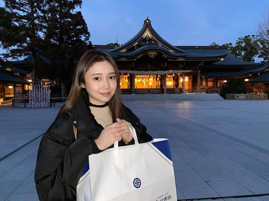 森ニーナのインスタグラム：「⛩ 去年の前厄で厄払いに行けずだったので(完全に忘れてた😭) 今年の本厄ではしっかり厄払いに行ってきました。 時期的にもさすがにガラガラでした‥ 夕方に行ったので、帰り道振り返ると明かりの灯る神社がとても幻想的でした🌳  この歳まで割と健康で生きてこられたこと、 仲良くしてくれた方にとっても感謝です🌱💓  ただ、あまりにも人に逢えない時間が続くのが本当にさみしいです‥  早く、気軽に大切な人たちに逢える時がきますように  @samukawa_jinja_official  #寒川神社 #本厄 #厄払い #ありがとうございました」