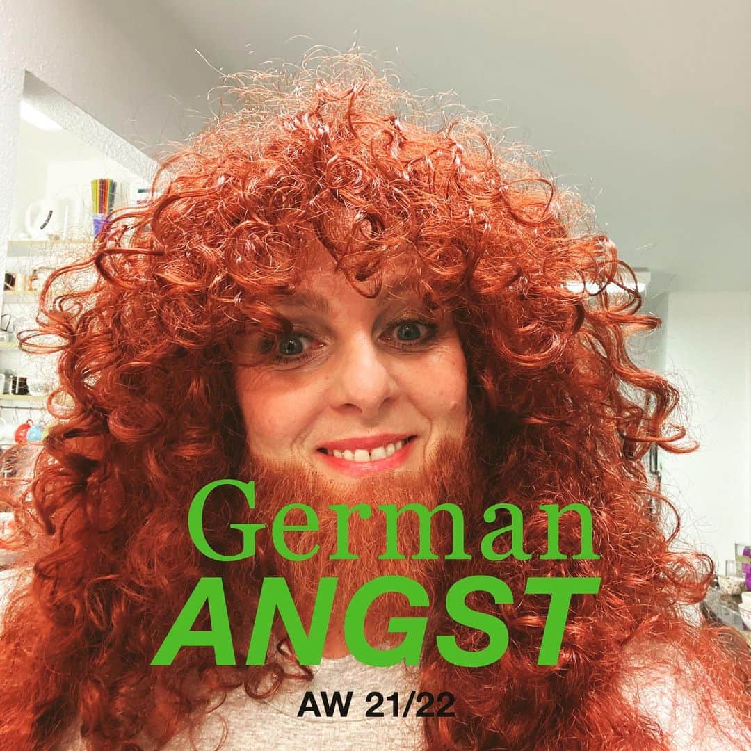 スタースタイリングのインスタグラム：「„German Angst“ title of next winter collection... we had no German angst shooting it 🐽🦖🥸 #germanangst #aw21/22 #curlyhair #redcurlywig #redbeard #starstyling #funshooting」