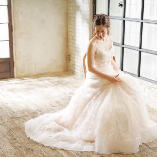 Dresses (ドレッシーズ)さんのインスタグラム写真 - (Dresses (ドレッシーズ)Instagram)「【1月の人気NO.1コラム】 ✔︎ 似合わないコーディネートを避ける！彼女のドレス選びで新郎ができること  これから衣装選びをスタートする花嫁さまや、結婚式準備を新郎さまとふたりでもっと素敵な時間にしたいとお考えの花嫁さまにお読み頂きたい内容です♡  人気ドレスがたくさん掲載されています🕊  @dresses_weddingdress ホーム画面URL→TOPバーナーよりご覧頂けます✨  #プレ花嫁 #ウェディングドレス #ドレス迷子  #大人花嫁  #インポートドレス  #2021春婚  #2021夏婚」1月27日 19時09分 - dresses_weddings