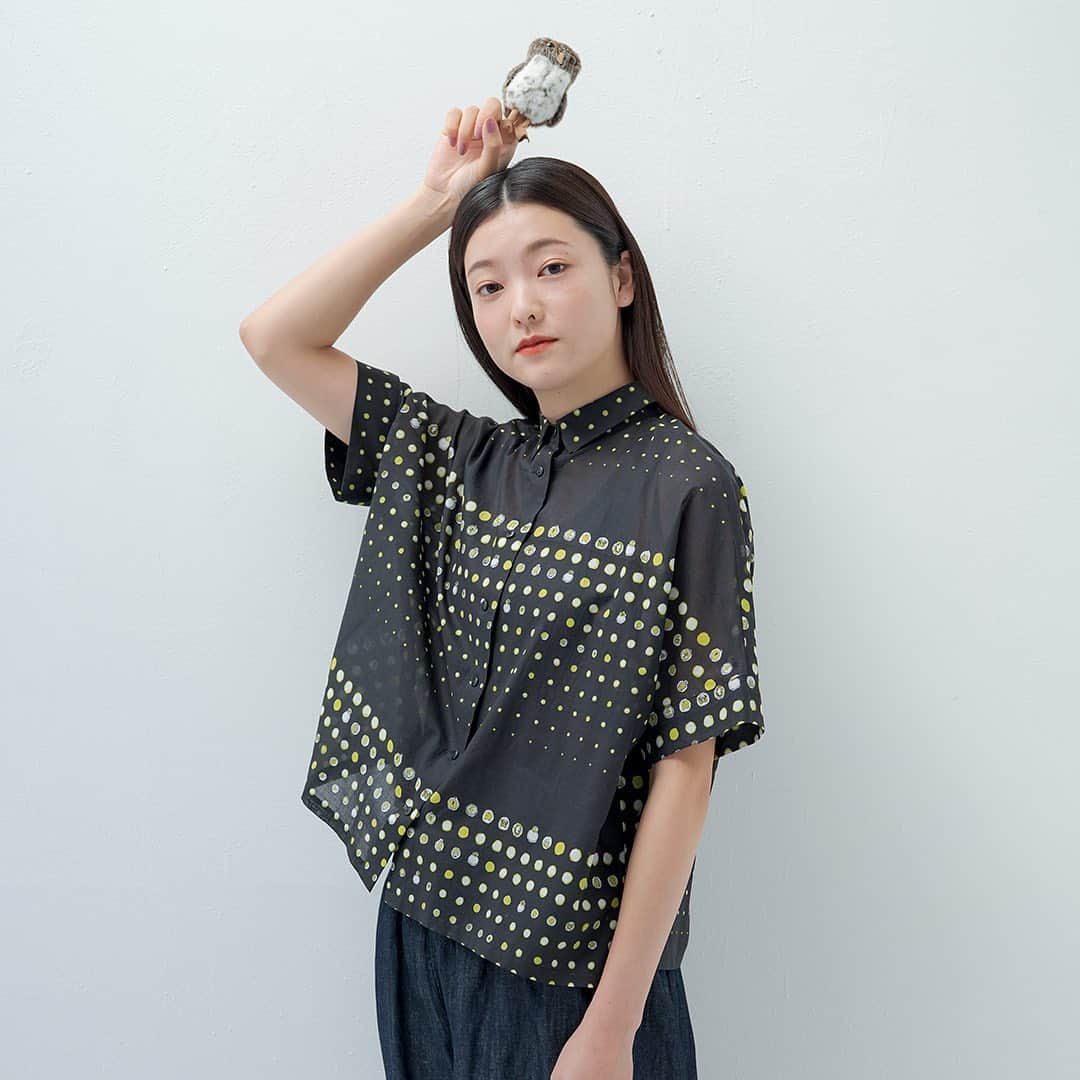 marbleSUD(マーブルシュッド) のインスタグラム：「本日入荷のテキスタイルはこちら！「treasure dot」。 布帛とカットソーの2タイプ展開ですが、今日はカットソータイプが届きました！  小さな光がポツポツと。夜景にも見えるその正体は…大切な宝物が描かれた“宝物ドット”なのでした。 子どもの頃、なぜか集めたドングリや、キラキラ光る宝石たち、四葉のクローバーにドロップなど、なんだか甘酸っぱい思い出が蘇ってくるものばかり。  シックな大人ブラックに遊び心がキラリと光ります。」