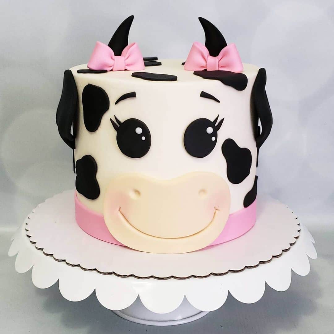 Honey Bee Cakesのインスタグラム：「Cow Cake 🐄」