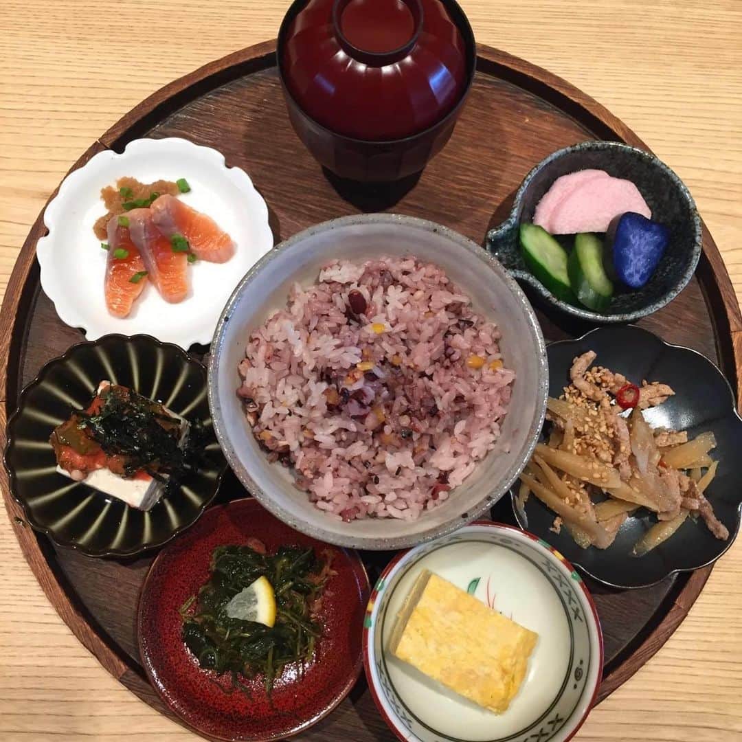 The Japan Timesさんのインスタグラム写真 - (The Japan TimesInstagram)「The proverbial bread and butter of restaurant menus across Japan is "teishoku" (written as 定食 on menus). Translated as “set meal,” it’s a far cry from the “do-you-want-fries-with-that?” sets found at fast food joints. Well-rounded variety is the teishoku calling card, and you can expect your order to come with a main dish (usually fish or meat), a bowl of miso soup, a bowl of rice and an assortment of seasonal side dishes and pickles. An added benefit: Teishoku meals — also occasionally delineated as "higawari" (日替わり, daily special) on menus — translate fairly well to the bento format, meaning it’s still possible to order safely, and relatively inexpensively, from your favorite locations. Click the link in our bio for the top five teishoku restaurants in Tokyo. 📸 Claire Williamson (@accidentaltokyoite) . . . . . . #Japan #Tokyo #travel #japantravel #japanesefood #japanesecooking #bento #teishoku #cooking #instafood #japantimes #日本 #東京 #旅行 #日本料理 #料理 #定食 #弁当 #食べ物 #美味しい #おすすめ #ジャパンタイムズ #🍱」1月27日 19時21分 - thejapantimes